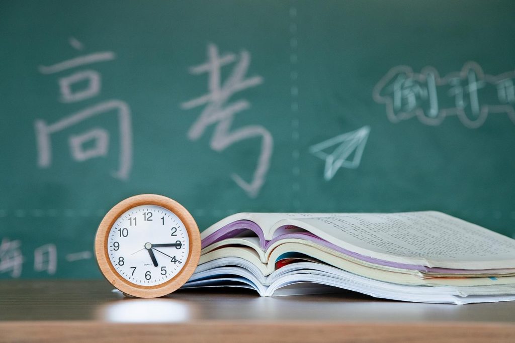 上海二十年居住证持有者因超龄遭拒续办积分，子女高考资格受困引热议