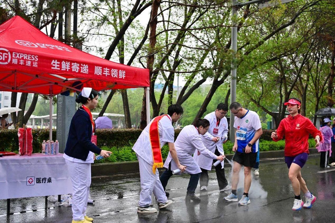 2025新疆奎屯兵地融合半程马拉松暨中国田径协会10公里精英赛（奎屯站） 鸣枪起跑