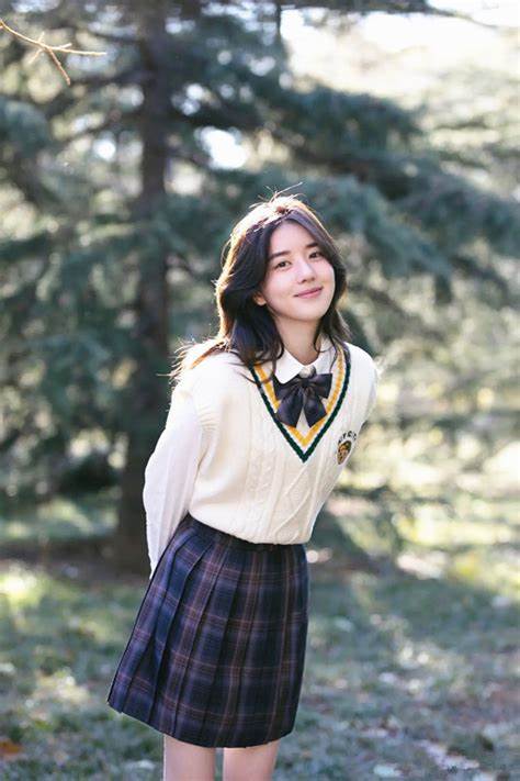 标题："捞金辱华"风波再起！新加坡女星李凯馨陷言论争议，行业反思外籍艺人"双面人"现象