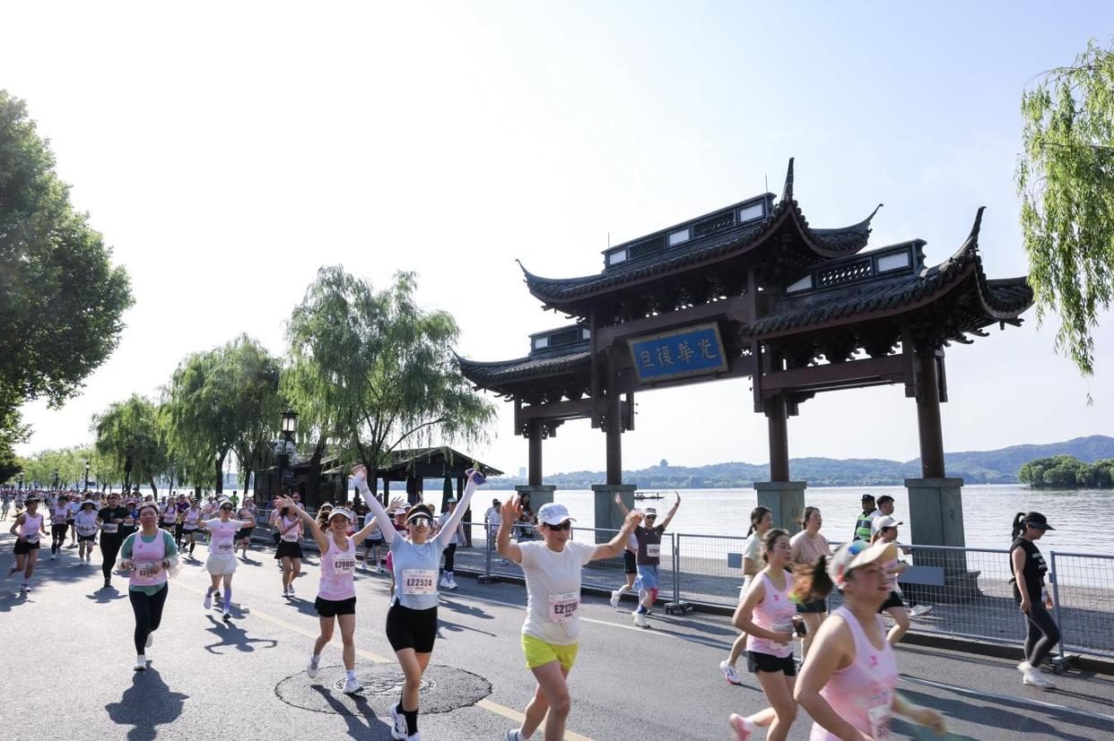 杭城初夏踏花路 泰鲁・澳博天纯2025杭州女子半程马拉松 芬芳开赛
