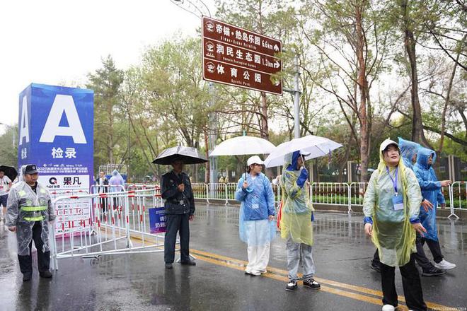 2025新疆奎屯兵地融合半程马拉松暨中国田径协会10公里精英赛（奎屯站）鸣枪开跑