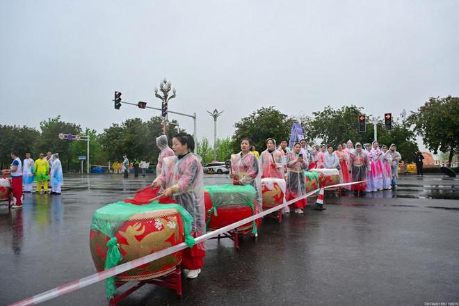 2025新疆奎屯兵地融合半程马拉松暨中国田径协会10公里精英赛（奎屯站）鸣枪开跑