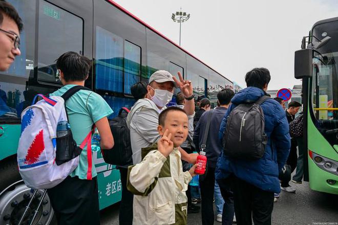 2025新疆奎屯兵地融合半程马拉松暨中国田径协会10公里精英赛（奎屯站）鸣枪开跑