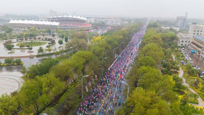 2025新疆奎屯兵地融合半程马拉松暨中国田径协会10公里精英赛（奎屯站）鸣枪开跑