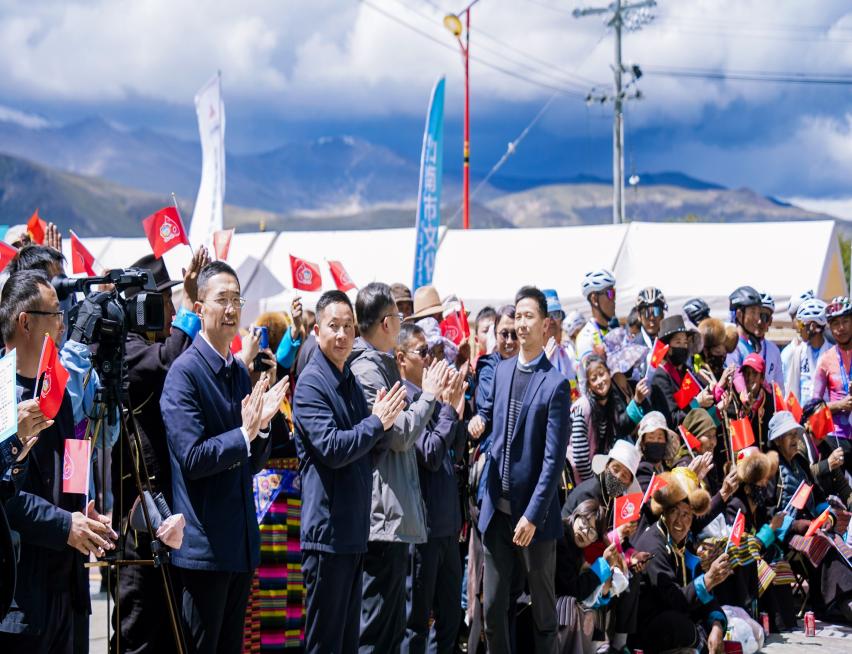“骑行最美羊湖 相约藏源山南”2025西藏山南第十届环羊卓雍错自行车公开赛圆满落幕