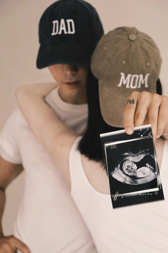 猝不及防的三口之家！陈伟霆何穗晒 B 超与孕照官宣，四年低调恋终成正果