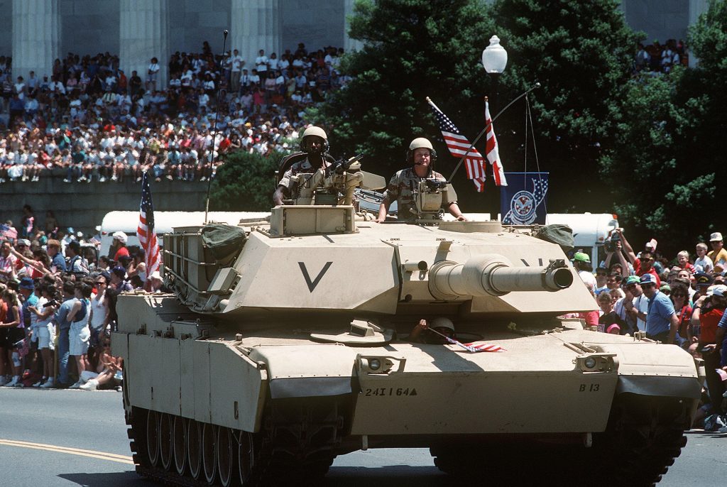 一边是 130 万美军欠薪服役，一边是 2.4 亿阅舰式：停摆阴影下的美国荒诞剧