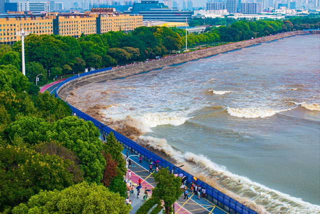 中秋国庆双节至，钱塘江大潮进入最佳观赏期，安全观潮指南请收好