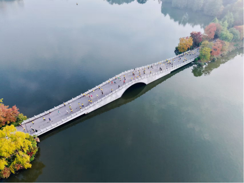 2025黄冈半程马拉松鸣枪开跑