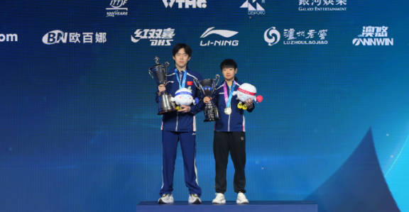 澳门世界杯颁奖名场面！王楚钦孙颖莎互怼谦让超有爱，双双登顶创历史
